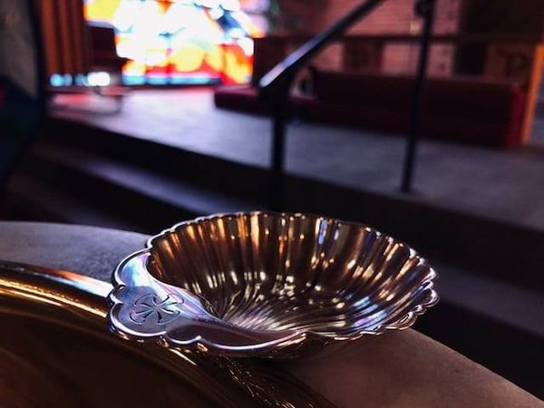 Quels sont les cadeaux de baptême symboliques et spirituels pour un homme?
