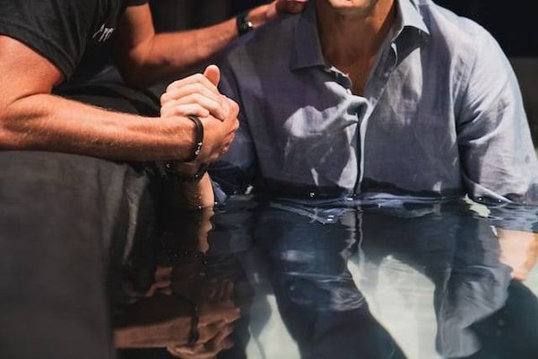 Comment choisir le parrain idéal pour le baptême d'un homme ?