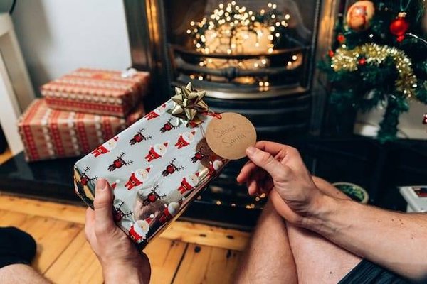 Comment réagir face à la réaction d'un homme qui reçoit votre cadeau ?