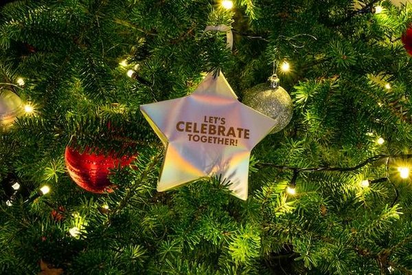 Comment organiser un réveillon de Noël magique pour un groupe d'hommes ?